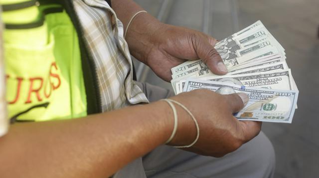 FOTOS | Martes 5. Scotiabank: "Tipo de cambio":http://gestion.pe/mercados/scotiabank-tipo-cambio-cerrara-2017-s-320-2199295 cerrará el 2017 en S/ 3.20. Scotiabank revisó que desde noviembre de 2016 (S/ 3.44) el tipo de cambio ha configurado una 