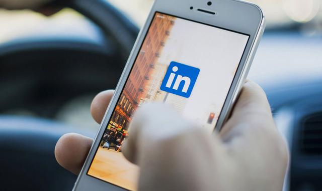 FOTO 4 | Otra forma de expresar tu liderazgo de pensamiento es escribir un artículo. La plataforma de blogs de LinkedIn es una gran manera de compartir sus ideas y experiencia. Es una plataforma muy fácil de usar (puede pegar contenido de un documento de Word) y sus publicaciones solo deben tener entre 600 y 1,000 palabras.