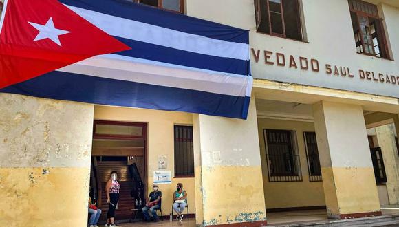 Trabajadores y docentes del preuniversitario Instituto Saul Delgado esperan a ser vacunados en el barrio habanero El Vedado. (Foto: AFP)