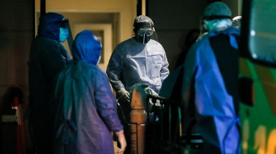 AME6818. BUENOS AIRES (ARGENTINA), 30/04/2020.- Personal médico atiende la llegada de un caso positivo de COVID-19 a un hospital este jueves, en Buenos Aires (Argentina). Argentina confirmó este jueves 143 nuevos casos de COVID-19, con lo que el número total de contagios se incrementó a 4.428, mientras que los muertos suman 218, tras registrarse hoy tres nuevos decesos por coronavirus. EFE/ Juan Ignacio Roncoroni