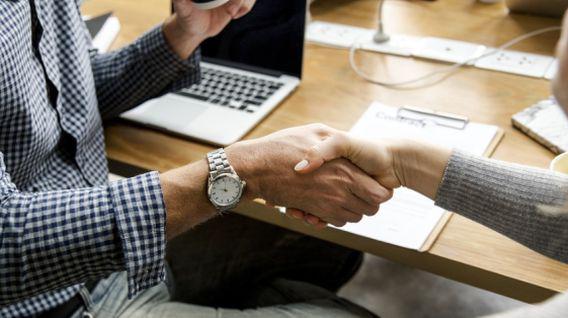 Por más años que haya trabajo con una persona, a veces es necesario dejarla ir. (Foto: Pixabay)