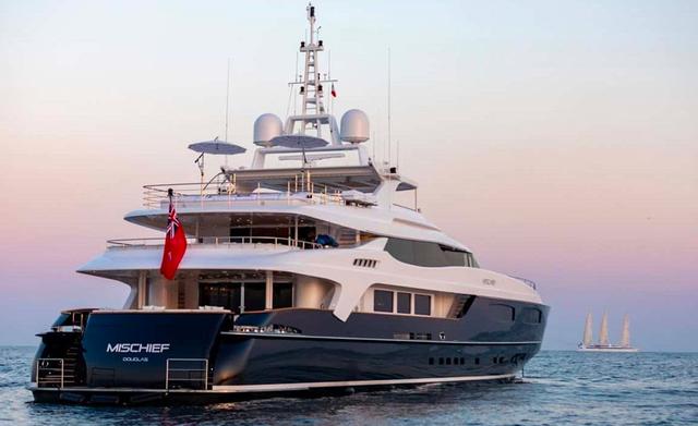 FOTO 9 | 2. Mischief. El yate Mischief tiene una agradable terraza al aire libre con vistas panorámicas. Tienes la opción de refrescarte en el jacuzzi o tomar el sol en las sillas.
Ofrece un servicio de comida informal a cualquier hora del día. Los sitios para descansar bajo sombra también son súper cómodos.
Mischief es un yate de lujo de 54 m  (177, 2 pies) de largo. Fue construida por Baglietto en 2006.
El yate a motor tiene capacidad para 12 invitados en 6 cabinas y un diseño exterior de Francesco Paszkowski. (Foto: IYC Yachts (screenshot) / YouTube)