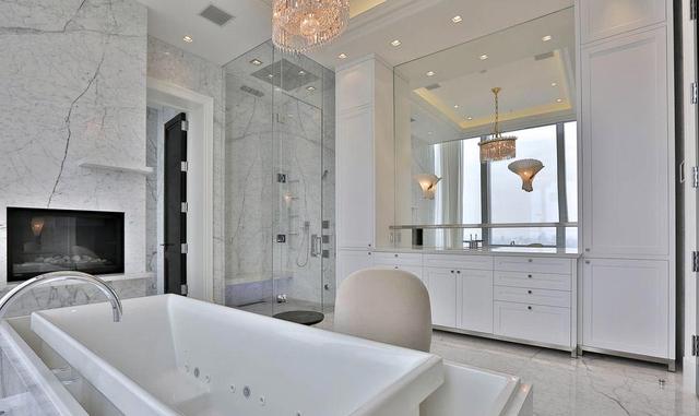 La suite principal, que tiene su propia sala de estar y terraza, también incluye sus closets, cuartos de baño separados para él y para ella, y el acceso a un conjunto trasero de ascensores (también privado).