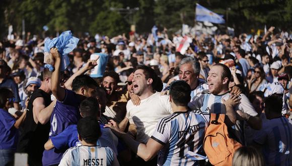 Los fanáticos de Argentina celebran mientras ven la transmisión en vivo del partido de fútbol de semifinales de la Copa Mundial de Qatar 2022 entre Argentina y Croacia en la plaza Francisco Seeber de Buenos Aires el 13 de diciembre de 2022. (Foto de Emiliano Lasalvia / AFP)