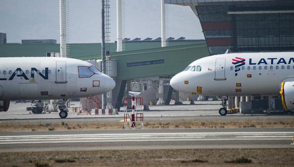 Un avión de Latam Airlines se encuentra en la pista del Aeropuerto Internacional de Santiago, en Santiago, el 05 de abril de 2021, en medio de la pandemia del nuevo coronavirus, COVID-19. (Foto por Martín BERNETTI / AFP)