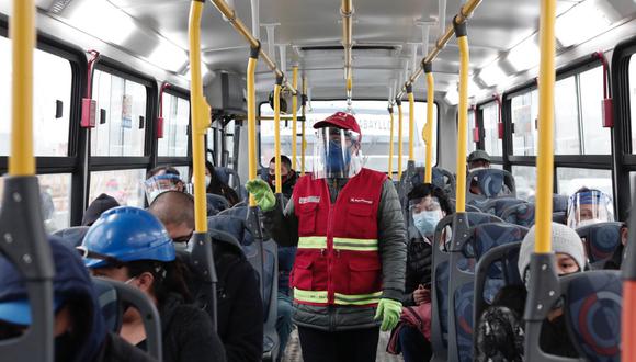 Cobradores y pasajeros deben utilizar protectores faciales en el transporte urbano, señala la ATU. (Foto: Ángela Ponce)
