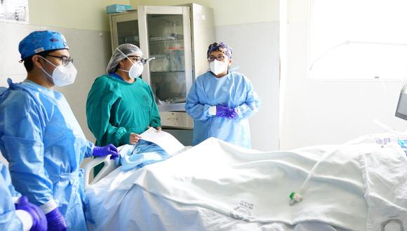 Médicos atendiendo un paciente con el síndrome de Guiallain-Barré. (Foto: Difusión)