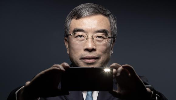 Liang Hua, presidente de Huawei. (AFP / JOEL SAGET).