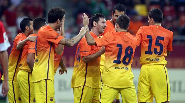 FC Barcelona 2012/13. No celeste ni amarilla, la camiseta alterna del Barça en el 2012 parecía pintada con un degradado simple en Illustrator. Los colores: naranja y amarillo.