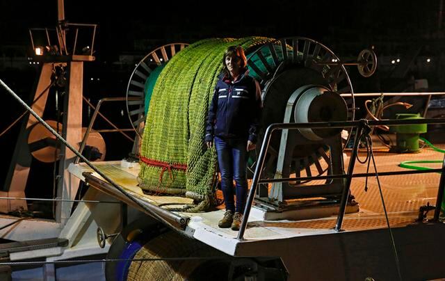 FOTO 24 | 24.  Raquel Gomez Delgado, de 44, es inspectora marina de pesca en Huelva. (Foto: Reuters)