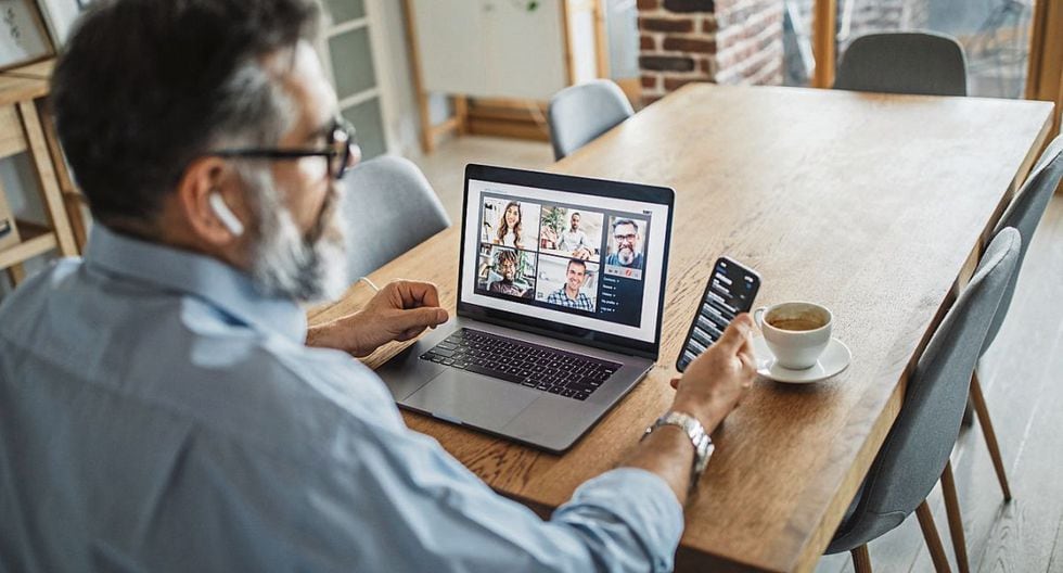 Entre las dinámicas de trabajo remoto que más presionan al colaborador, se encuentran las videoconferencias, sobre todo cuando varias personas participan. (Foto: iStock)