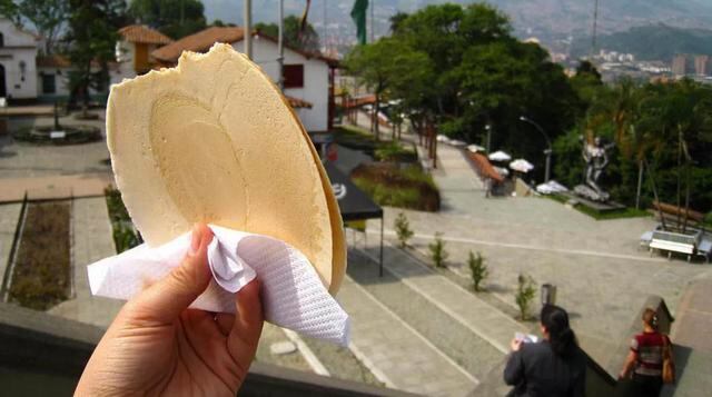 Obleas. Se cree que los conquistadores españoles llevaron las obleas al continente americano, pues son un postre popular en México, Colombia, Ecuador, El Salvador, Guatemala, Perú y Venezuela, donde se las come con arequipe, cajeta o dulce de leche. En Co