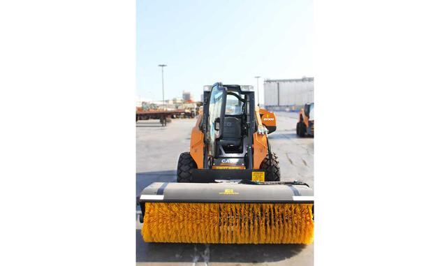 Minicargadoras. Estas máquinas tienen doble función y vienen con 2 diferentes tipos de accesorios. El primero ayuda a arrumar la carga a granel sólido dentro de la bodega y el segundo sirve para recoger carga en bodega y en muelle. También se utilizan