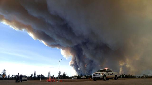 Impresionante imagen que da una idea de la ferocidad del fuego que sin control ha destruido en Canadá más de 1,000 viviendas y 200,000 hectáreas de bosques, y ha obligado la evacuación de más de 25,000 personas. (Foto: AFP)