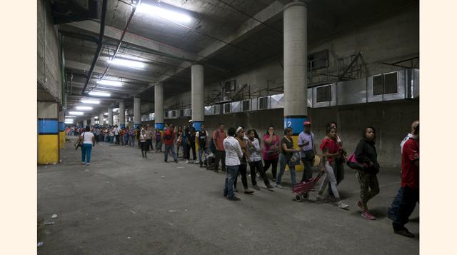 Los venezolanos hacen cola para comprar artículos de primera necesidad en el estacionamiento subterráneo de un supermercado estatal Bicentenario en Caracas. "El OVCS ve con mucha preocupación el aumento de actos vandálicos (…) resultado de la escasez