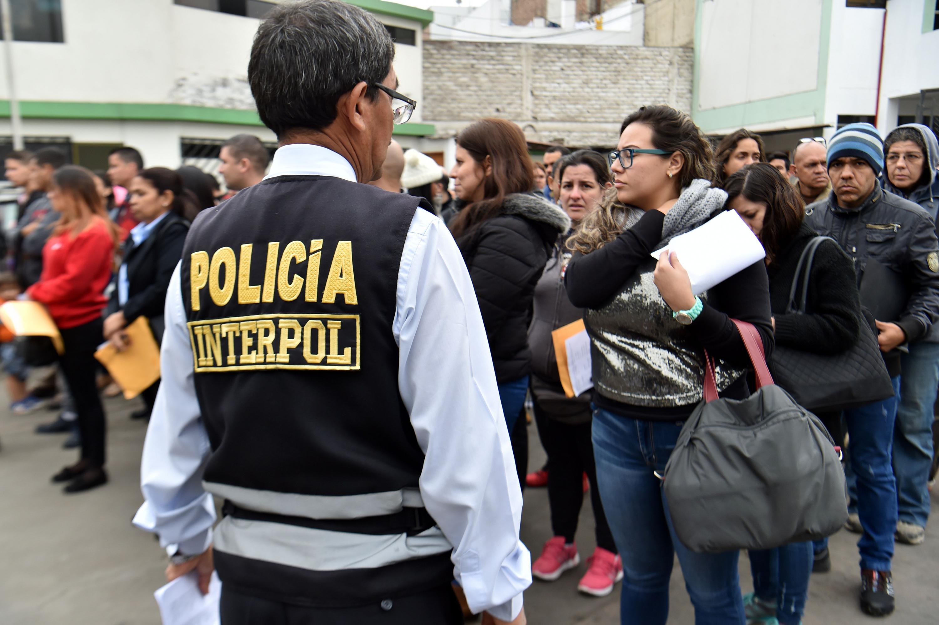 Los migrantes venezolanos esperan su turno para obtener una visa de residencia o permiso de estadía temporal en una instalación de Interpol en Lima el 29 de agosto del 2018. (Foto: AFP)