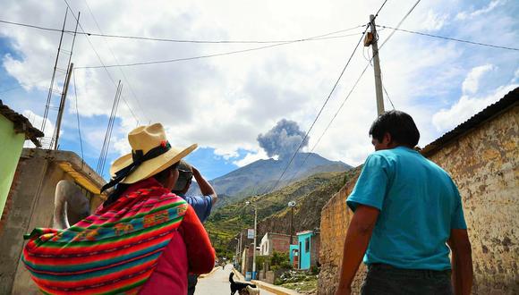 Pobladores del distrito de Ubinas vienen reportando casos de faringitis debido a las cenizas tras explosiones en el volcán. Foto: Andina