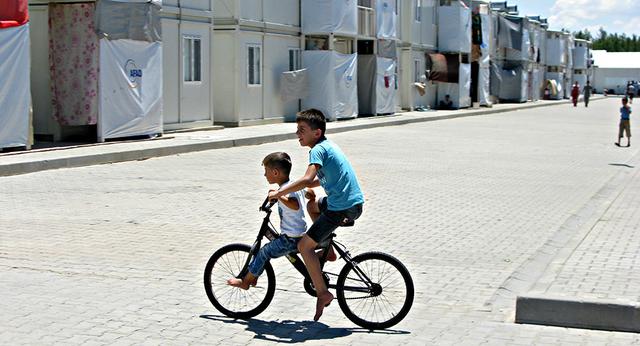 En las calles pavimentadas del campo es común ver a decenas de niños jugando fútbol o montando bicicleta. Solo en Kahramanmaras, hay un total de 10,410 menores de 12 años.