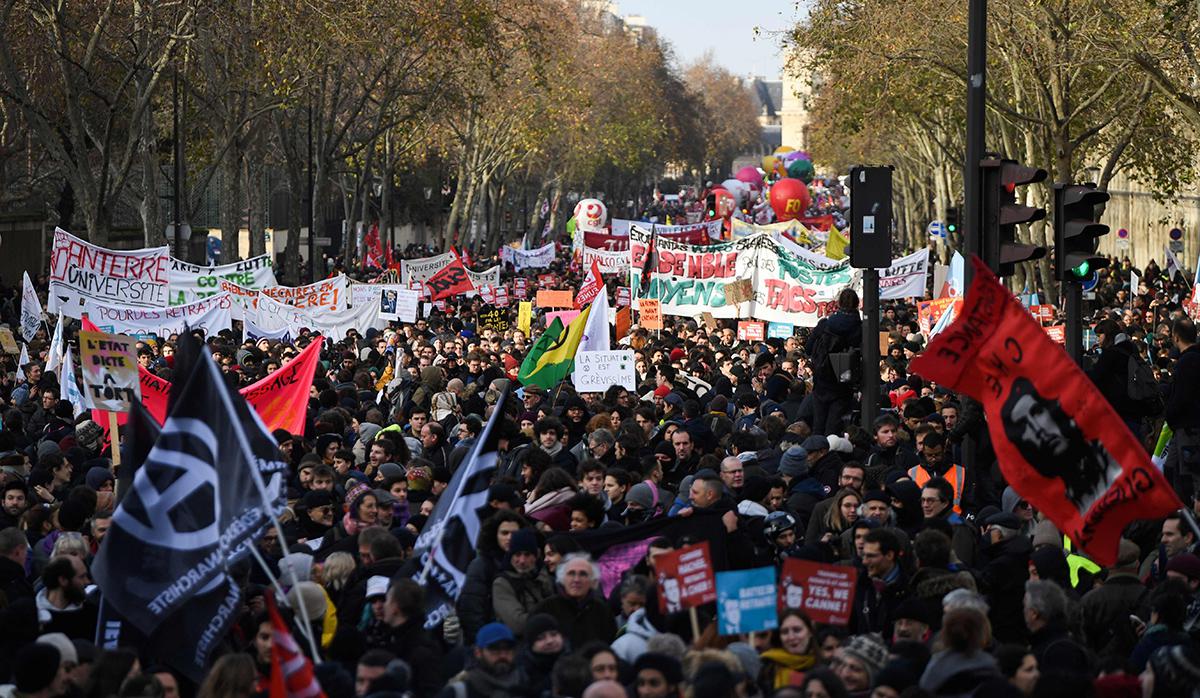 Protestas en París como parte de la huelga masiva contra los planes del gobierno para reformar el sistema de pensiones. (Foto: AFP)