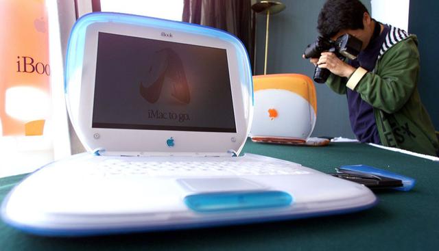 FOTO 6 | iBook de Apple
Computadora pórtatil que nació en 1999 con el objetivo de llegar al consumidor general y se convirtió en un gran éxito pese a su elevado precio, ya que costaba más de 1.500 dólares.

Foto: ROBYN BECK/AFP/Getty Images