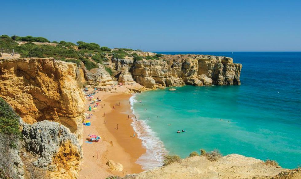 Foto 1 | Dónde: Albufeira, Portugal. La experta mundial en hoteles de lujo "Luxe Tiffany" (Instagram) recomienda unas vacaciones asequibles y bañadas por el sol, en la región del Algarve, al sur de Portugal. La ciudad de Albufeira cuenta con un clima hermoso, playas fabulosas, hoteles de estilo departamento económicos y una ubicación céntrica en el Algarve. Hay más de 100 restaurantes, bares y discotecas diferentes, y Albufeira tiene incluso un encantador casco antiguo con calles y plazas tradicionales portuguesas en el centro de la ciudad. Los precios de comida y vino son extremadamente razonables; asegúrese de probar los vinos de Portugal. Mientras que el verano sigue siendo el momento más concurrido y más popular para visitar, me encanta visitar a finales de la primavera: el clima es agradable y soleado, hay menos turistas y las tarifas de los hoteles son muy asequibles. Albufeira también ofrece un fácil acceso a las ciudades cercanas, como Loulé, con su famoso mercado y una auténtica porción de la cultura portuguesa. Alquile un coche para ver la iglesia de São Lourenço en Almancil, famosa por su exquisita teja azul. Dirígete hacia el norte de Lagos para ver Ponta da Piedade, con sus imponentes formaciones rocosas rojas contra el mar. Juegue una ronda de golf en uno de los muchos hermosos campos en el Algarve. El lugar para quedarse: el Epic Sana Algarve con vistas a Praia da Falésia, donde podrá tomar el sol en una de sus cinco piscinas al aire libre y disfrutar del hermoso spa.