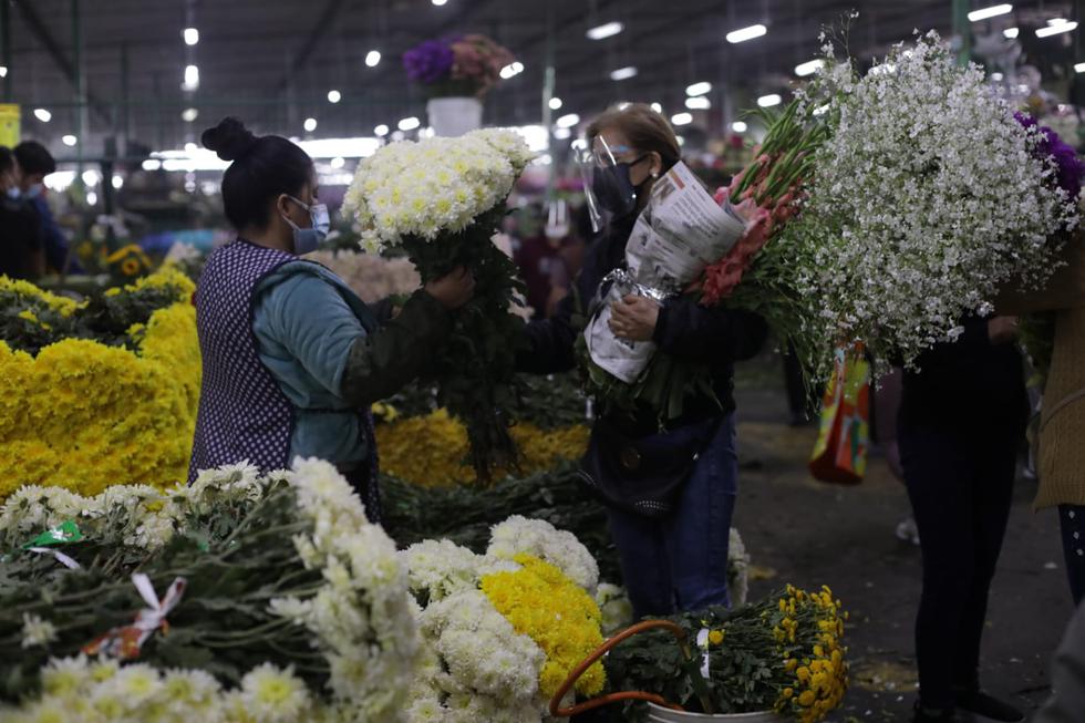 “(El cierre de cementerios) sí se ha afectado bastante, para pagar los alquileres, el colegio, todo. Es una desgracia para nosotros”, dijo una vendedora de flores a RPP.  (Foto: Britanie Arroyo / @photo.gec)