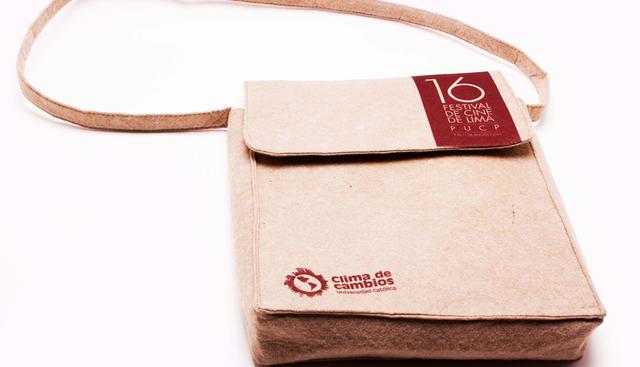 1. Bolsos Ecológicos del Perú. Desde hace 7 años este emprendimiento se dedica a la transformación de botellas de plástico en fibras y telas, con las cuales se confeccionan bolsos publicitarios. La empresa también elabora macetas ecológicas, libretas, mochilas y hasta casacas, mediante el reciclaje de plástico.