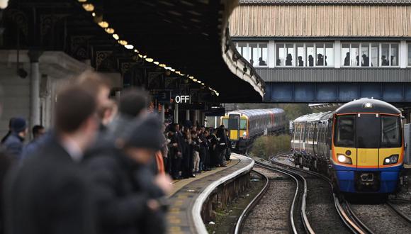 Los viajeros se agolpan en el andén de la estación Clapham Junction en el sur de Londres el 16 de marzo de 2023 mientras los conductores de trenes organizaban una huelga por los salarios, la última de una ola de acciones industriales en el Reino Unido. (Foto de Justin Tallis / AFP)