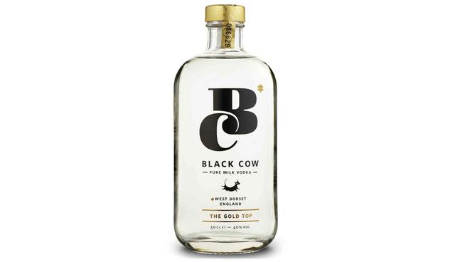 FOTO 11 | Vodka Black Cow. Esta bebida surgió en el 2017 y ha conseguido poca atención en EE.UU., pero es legítimamente excelente. Está hecha de suero de leche, un subproducto de la producción de queso. Black Cow es exuberante y cremosa, atenta a la reducción de desechos y la sostenibilidad. También es muy versátil, con suficiente carácter para mezclar en una bebida sin abrumar.