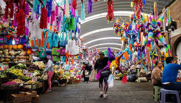 Un comprador lleva una piñata de estrella de Navidad en el Mercado Jamaica en la Ciudad de México, México, el miércoles 7 de diciembre de 2022. (Agencia: Bloomberg)