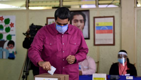El presidente de Venezuela, Nicolás Maduro, recobró el control del Parlamento, cinco años después de perderlo, en unas elecciones boicoteadas por casi toda la oposición y marcadas por una alta abstención del 69% y un fuerte rechazo internacional. (Photo by YURI CORTEZ / AFP)