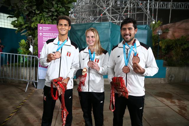 Sergio Galdos, Juan Pablo Varillas y Anastasia Iamachkine: Galdos repitió medallas de bronce tras ganar junto a Varillas y Iamachkine en Tenis Dobles Masculino y Mixto. (Foto: Giancarlo Avila / GEC)
