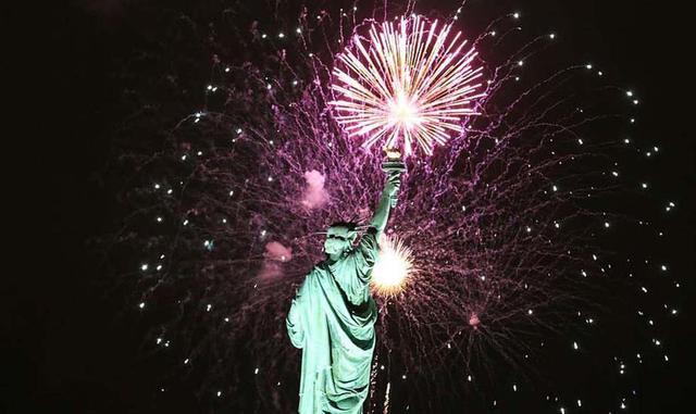 LA ESTATUA DE LA LIBERTAD, ESTADOS UNIDOS. ¿Sabías qué? La estatua fue la primera visión que los inmigrantes europeos tenían al llegar a Estados Unidos cruzando el océano Atlántico. Muchos de ellos escapaban de guerras y represión política en sus países. 