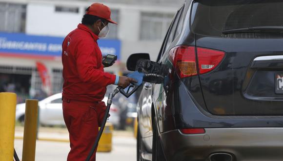 Ejecutivo busca frenar el alza de precio de los combustibles. (Foto: Violeta Ayasta | GEC)