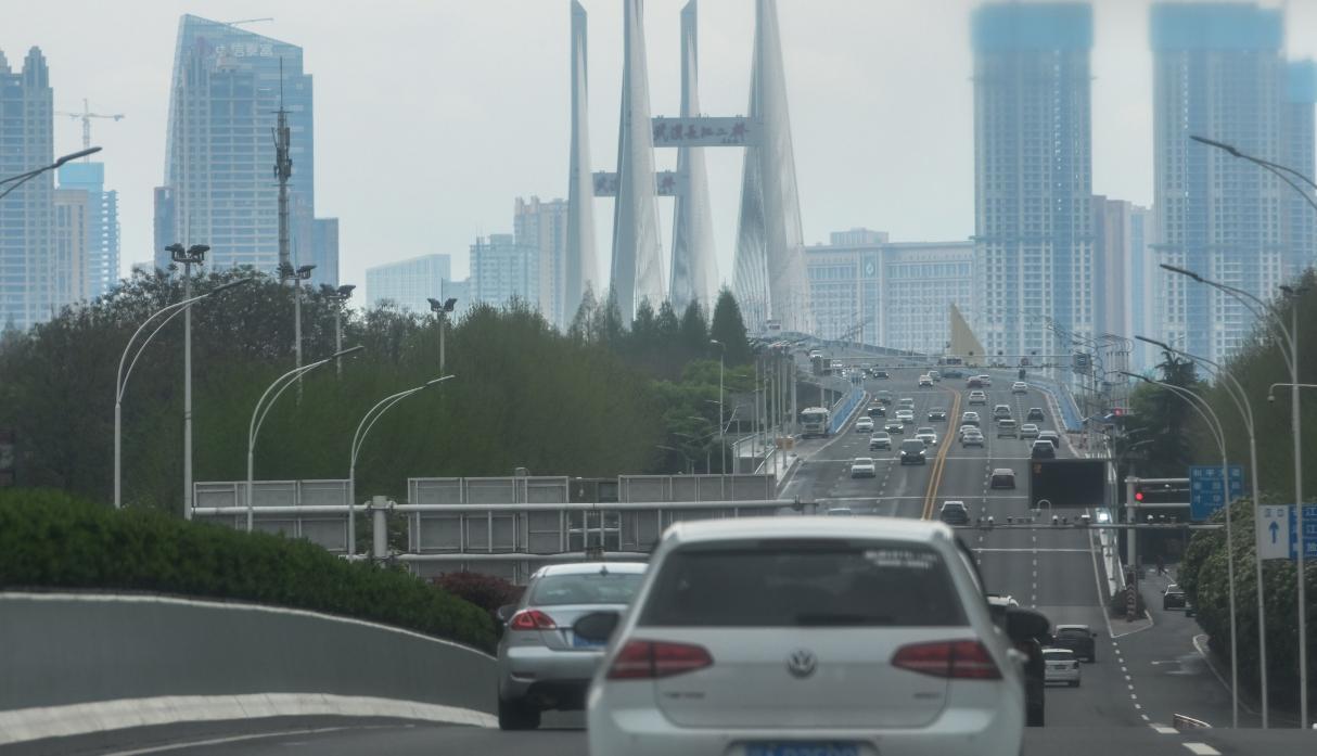Las autoridades chinas frenaron la actividad económica, las industrias y decretaron el confinamiento para contener la propagación del virus, detectado por primera vez en la ciudad de Wuhan. (Foto: AFP).