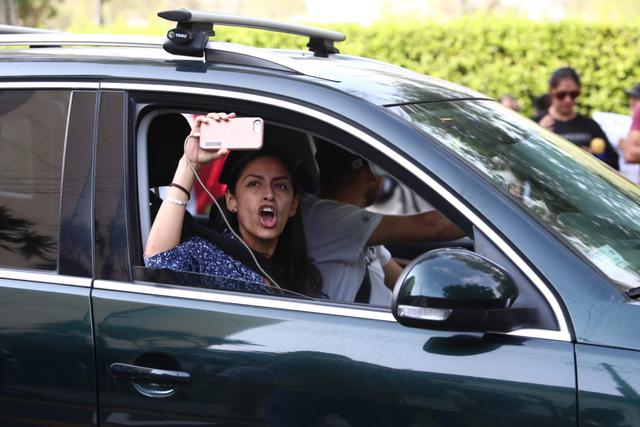 Ciudadanos que pasaron por las inmediaciones de la residencia del embajador lanzaron arengas contra el ex mandatario. (Foto: Alessandro Currarino / USI)