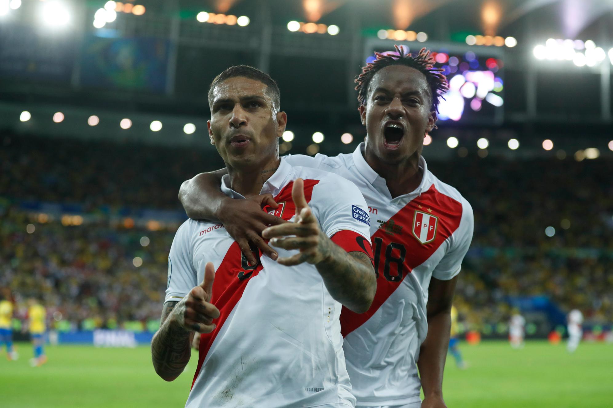 Paolo Guerrero se convirtió en uno de los goleadores de la Copa América tras anotarle a Alisson. (Foto: AP)