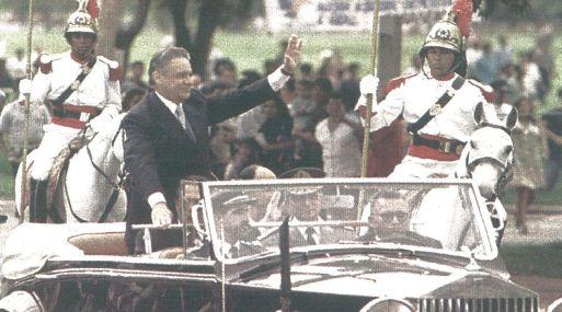 Fernando Cardoso saluda a la población brasileña momentos antes de recibir la banda presidencial de manos de Itamar Franco. (Foto Reuter)