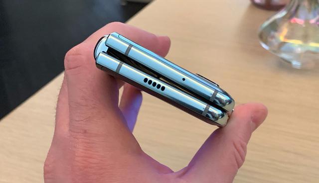 FOTO 2 | Galaxy Fold de Samsung en modo plegado.