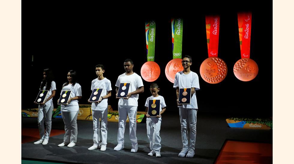 Con 8.5 cm de diámetro y un peso de 500 gramos cada una, las medallas olímpicas, presentadas el martes en una ceremonia en Río, son las más pesadas de la historia: superan a las de los Juegos de Londres-2012 en 100 gramos. (Foto: Reuters)