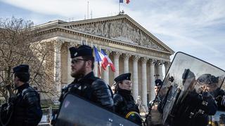 Gobierno francés sobrevive moción de censura, pero enfrenta más desafíos