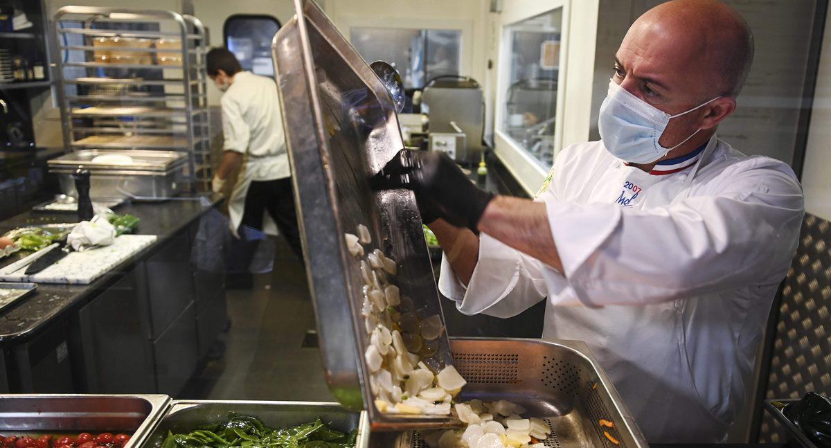 Este formato consiste en una nueva propuesta que va de la mano con la tecnología, siendo la clave la logística para la entrega de la comida, de manera rápida y en buenas condiciones. (Foto referencial: AFP / FREDERICK FLORIN)