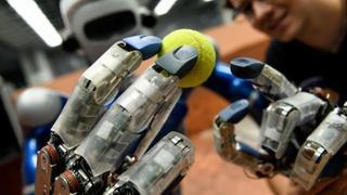 Inteligencia artificial y robots podrían crear tantos trabajos como los que desplazan