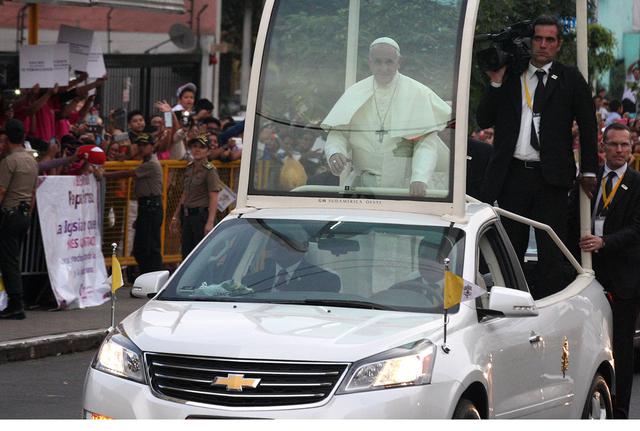 Foto 6 | Otro grupo destacado de fieles que aguardaba al papa era el grupo Infancia Misionera, que amenizó la larga espera con cánticos y coros, infatigables y muy felices por recibir en su casa al obispo de Roma.