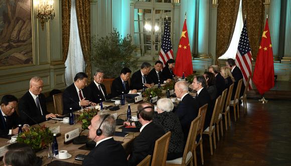 El presidente estadounidense Joe Biden se reúne con el presidente chino Xi Jinping durante la semana de líderes del Foro de Cooperación Económica Asia-Pacífico (APEC) en Woodside, California, el 15 de noviembre de 2023.