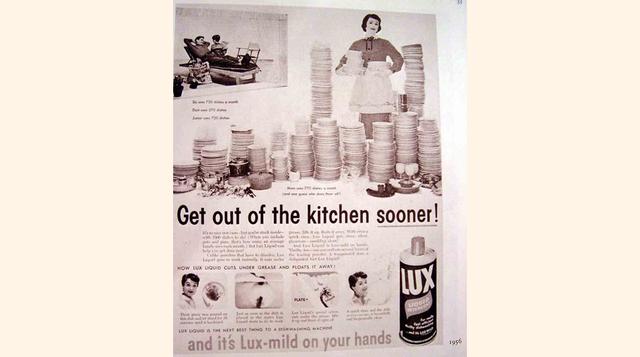 Anuncio de 1955 de Lux. Muestra quién se encarga de las tareas domésticas, mientras el hombre descansa.
