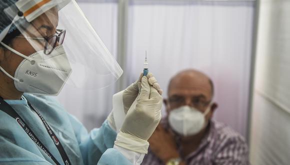 Personas adultas mayores deben ser vacunadas de manera prioritaria y progresiva, recomienda la Defensoría del Pueblo. (Foto: AFP)