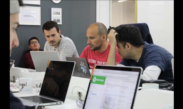 FOTO 7 | 4. Programadores. Un programador es aquella persona que escribe, depura y mantiene el código fuente de un programa informático, es decir, el conjunto de instrucciones que ejecuta el hardware de un ordenador, para realizar una tarea determinada. P