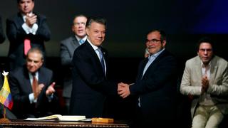 Colombia y las FARC firman renegociado acuerdo de paz