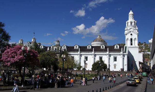 Mientras que Ecuador se invierte 4.4% del PBI per cápita en televisión cerrada por ingreso, lo que significa un costo de US$ 40.8.